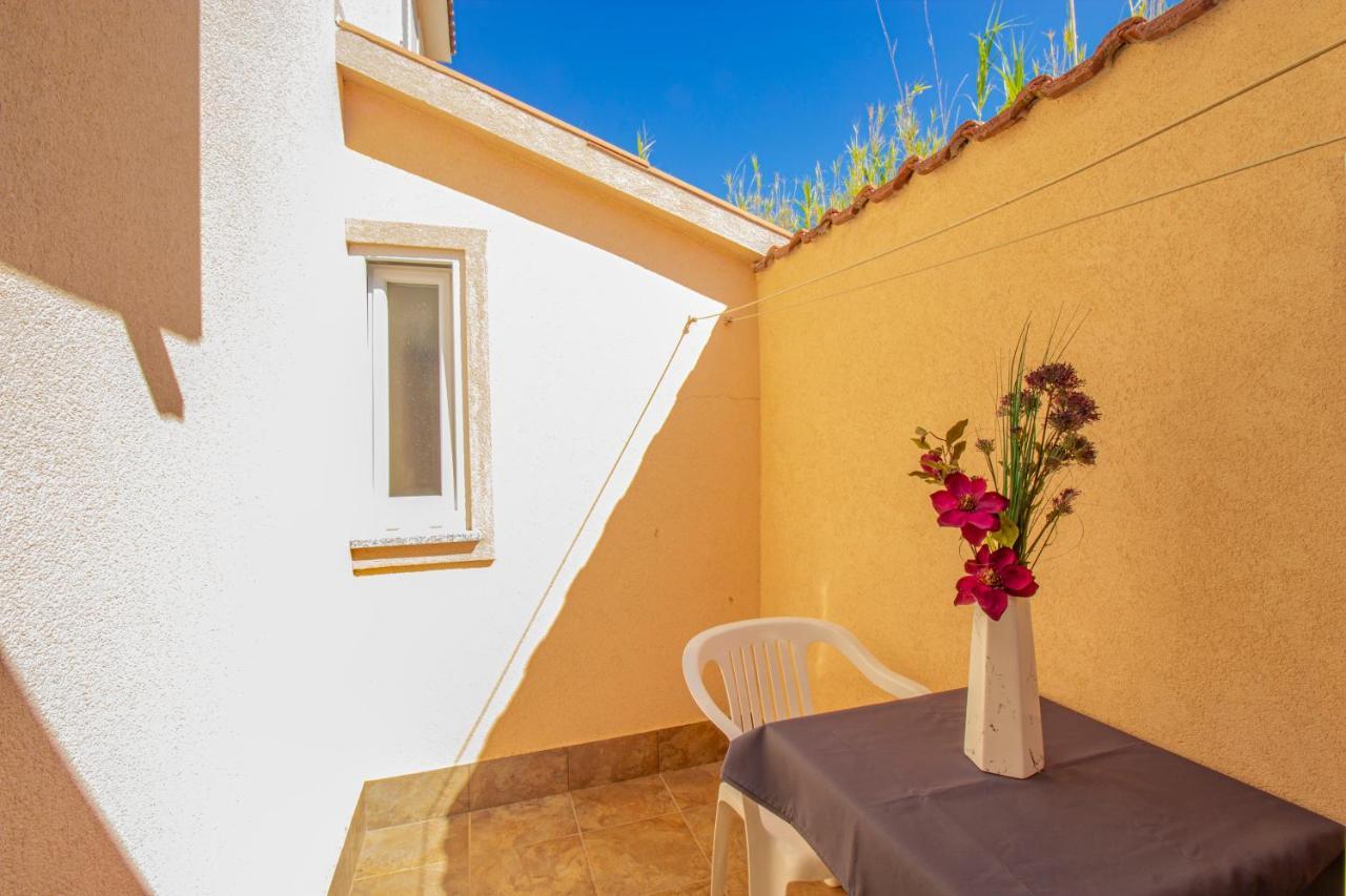 Galapagus Privat Beach & Boat Dock Apartman Metajna Kültér fotó