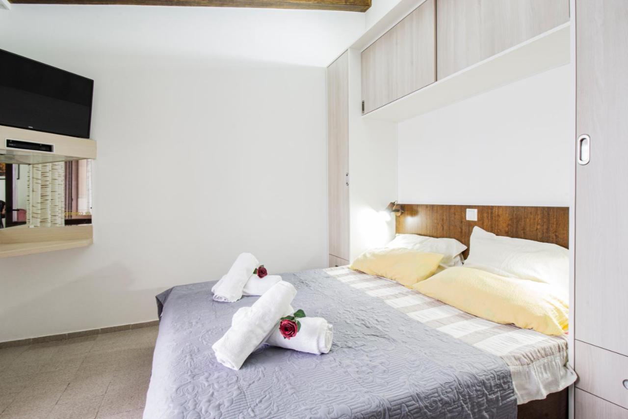 Galapagus Privat Beach & Boat Dock Apartman Metajna Kültér fotó