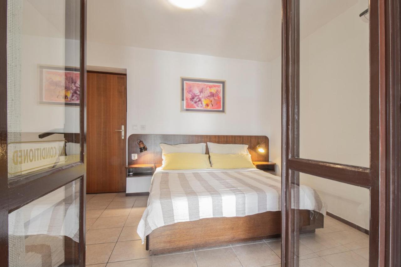 Galapagus Privat Beach & Boat Dock Apartman Metajna Kültér fotó